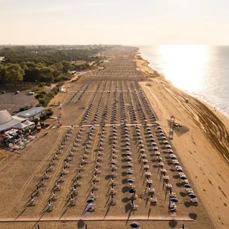 Coastal Getaway With Parking In Διαμέρισμα